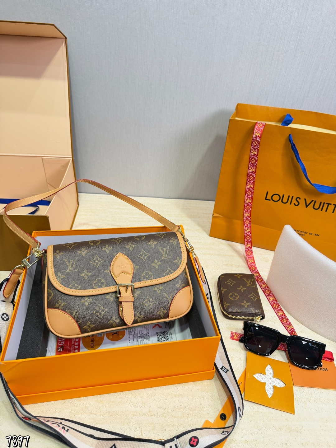 Louis Vuitton LV Monogram Crossbody Carry Shoulder Carry Daily Commute